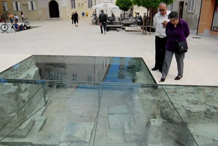 Zadrane zanima klizavo staklo, a turisti ne znaju što se ispod njega nalazi