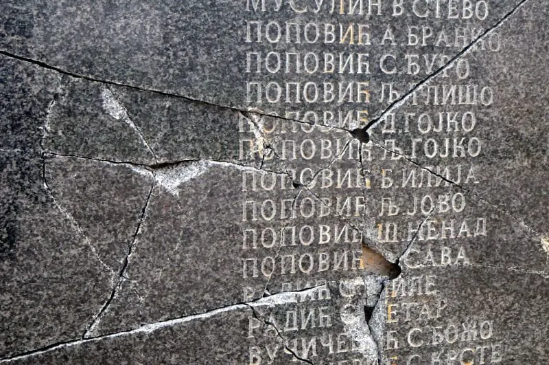 Čekićem po imenima poginulih