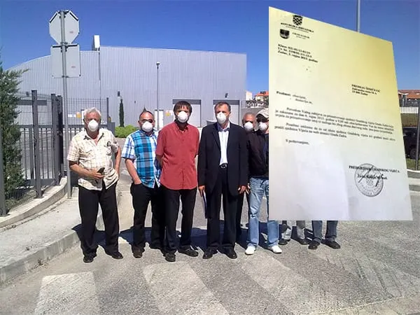 AUDIO – STANOVNICI SMILJEVCA NAPALI KALMETU I VRANČIĆA – Živko Kolega zabranio stanovnicima Smiljevca prisustvovanje sjednici Gradskog Vijeća, a oni poručili: Blokirat ćemo dovoz fekalija