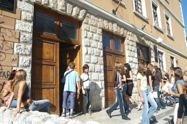 PRODAJOM ČEPOVA DO SKUPIH LIJEKOVA Učenici ‘Nazora’ skupljaju čepove za borbu protiv leukemije