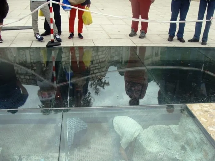 Komunalni redari pokupili novac s dna srednjovjekovnog ulaza u Zadar