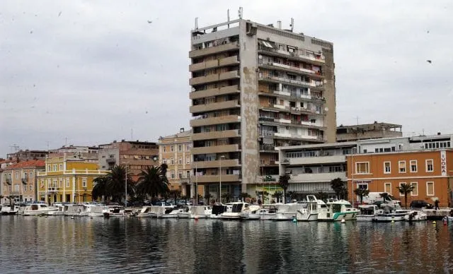 Stanari Bagatovog nebodera: Obnavljamo fasadu pričuvom jer nam Grad nije dozvolio postavljanje reklame