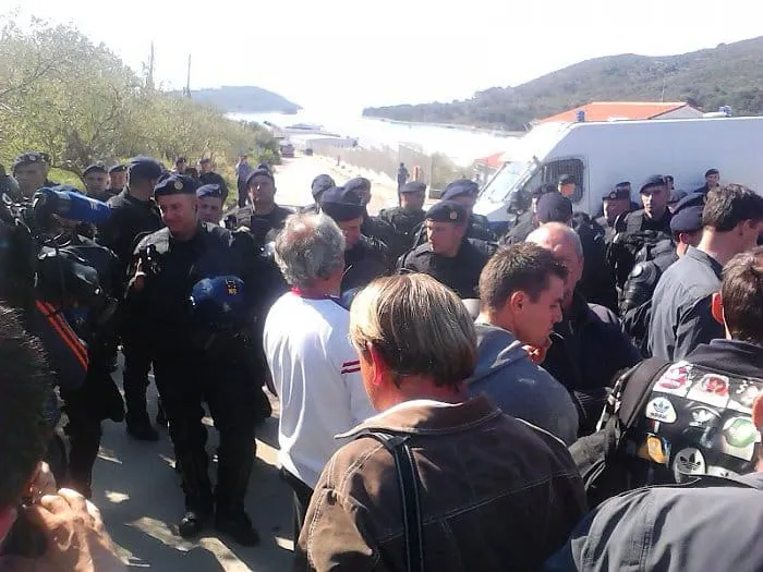 Policija uhapsila trojicu radnika škvera i ženu u pokušaju proboja kordona