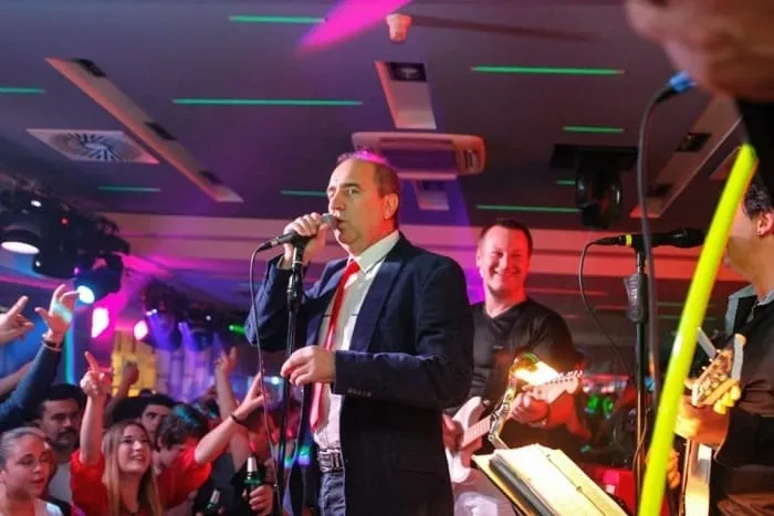 VIDEO: Crveni Ferrari, novi singl Mladena Grdovića