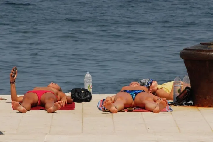 KOME SMETAJU GOLE DJEVOJKE? Za toples na Morskim orguljama kazna do 800 kuna