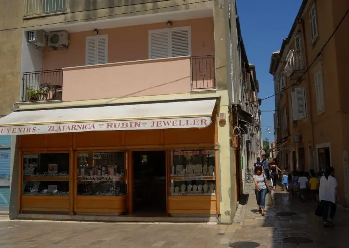 U centru Zadra uhvaćeni u krađi zlata vrijednog milijun kuna