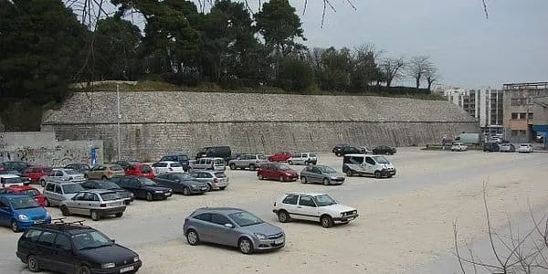 Zatvoreno parkiralište ispred Jazina