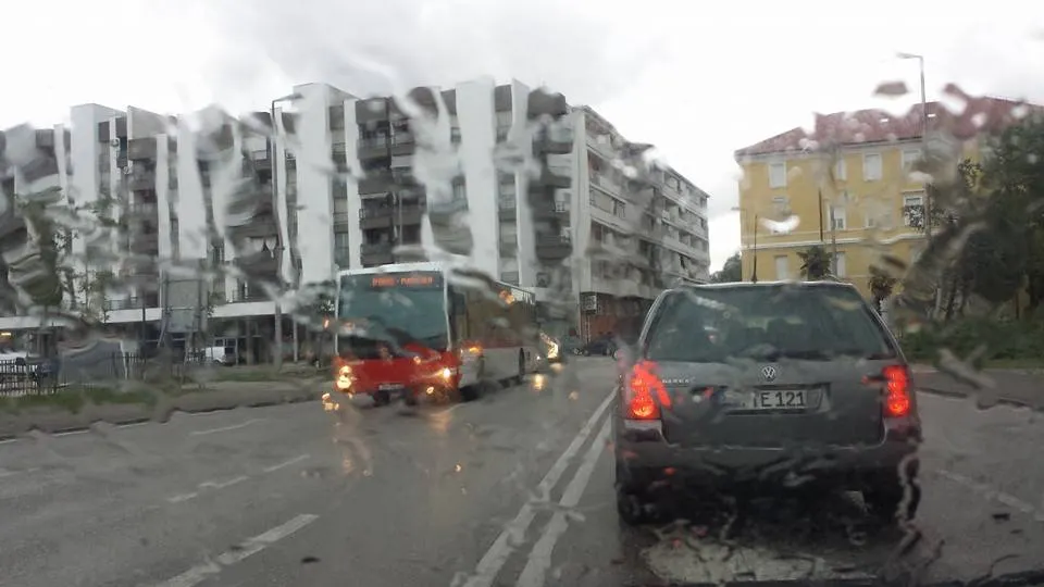Novo nevrijeme, novi problemi, poplavljeni stanovi, srušena stabla…