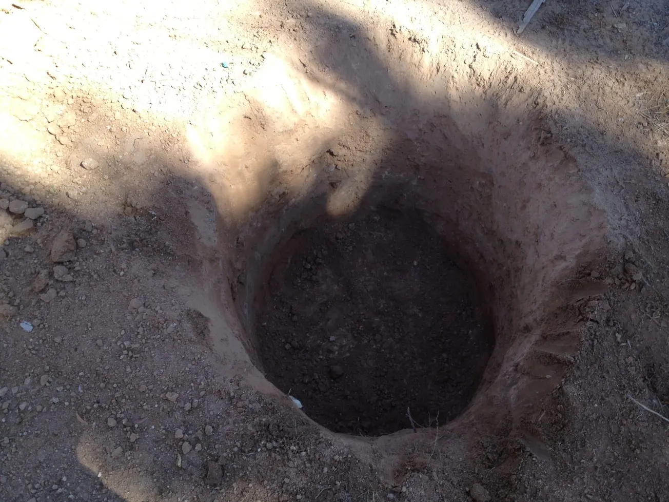 Sjedili na krovu i uživali u pogledu na more, a onda svi propali u rupetinu!