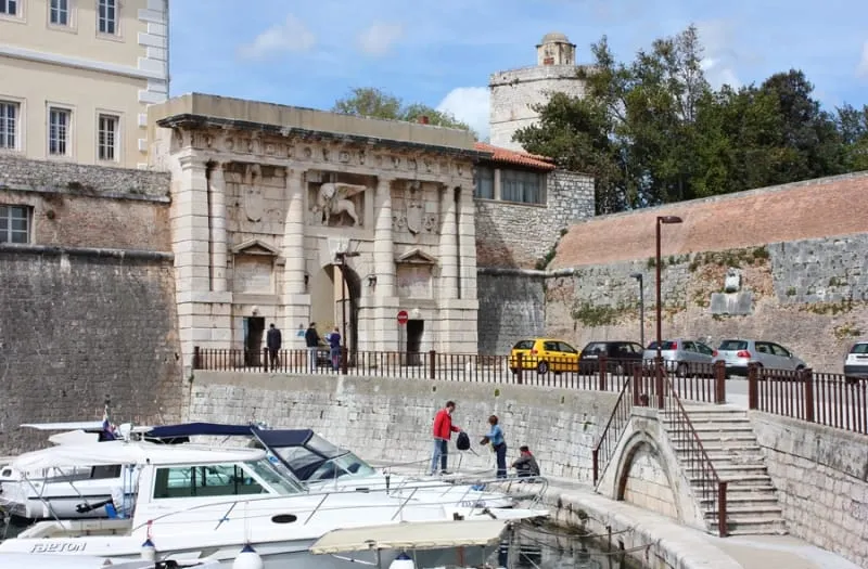 Županiju iseliti za hotel i restoran, u Varoš zonu zabave, a na Bili brig ZOO park!