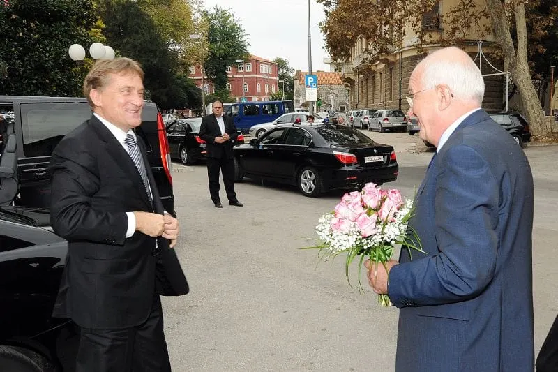 Gimnazijalke podigli s nastave i doveli da pjevaju na predizbornom skupu HDZ-a