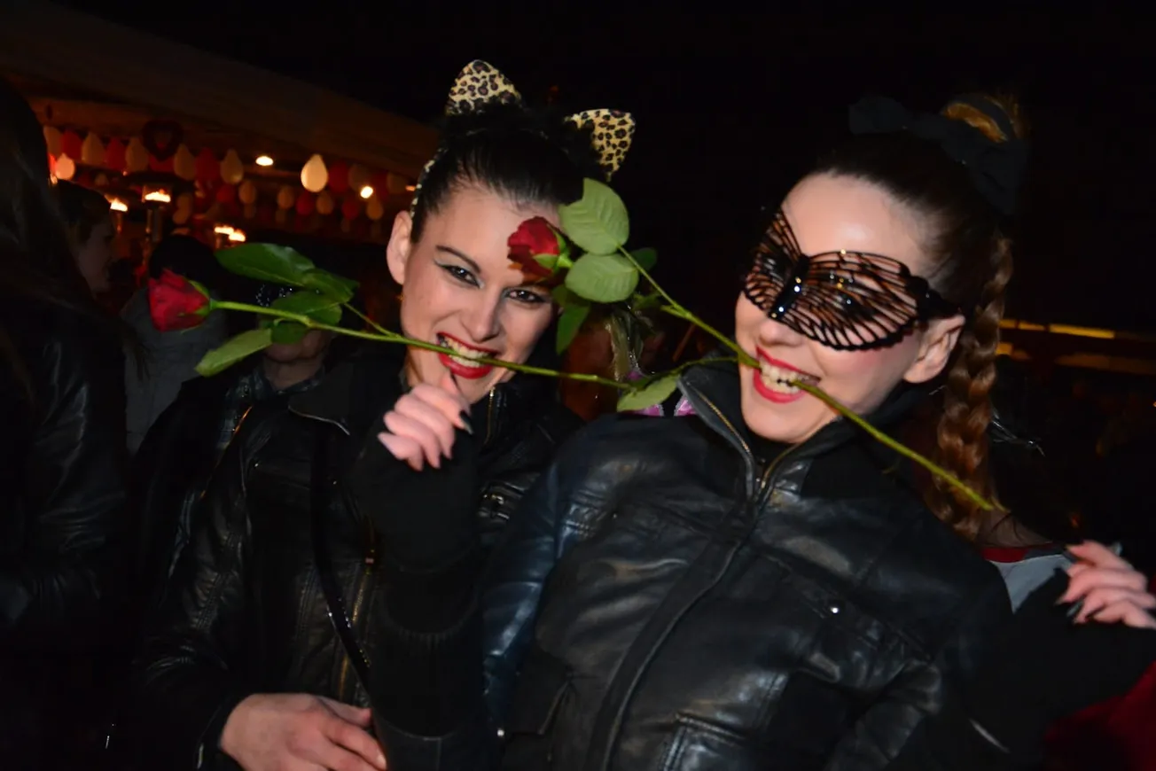 FOTOGALERIJA: Valentinovo pod maskama na Viru