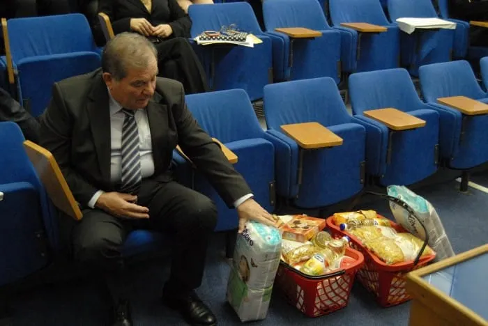 Ante Rubeša predsjedniku Živku Kolegi poklonio pelene