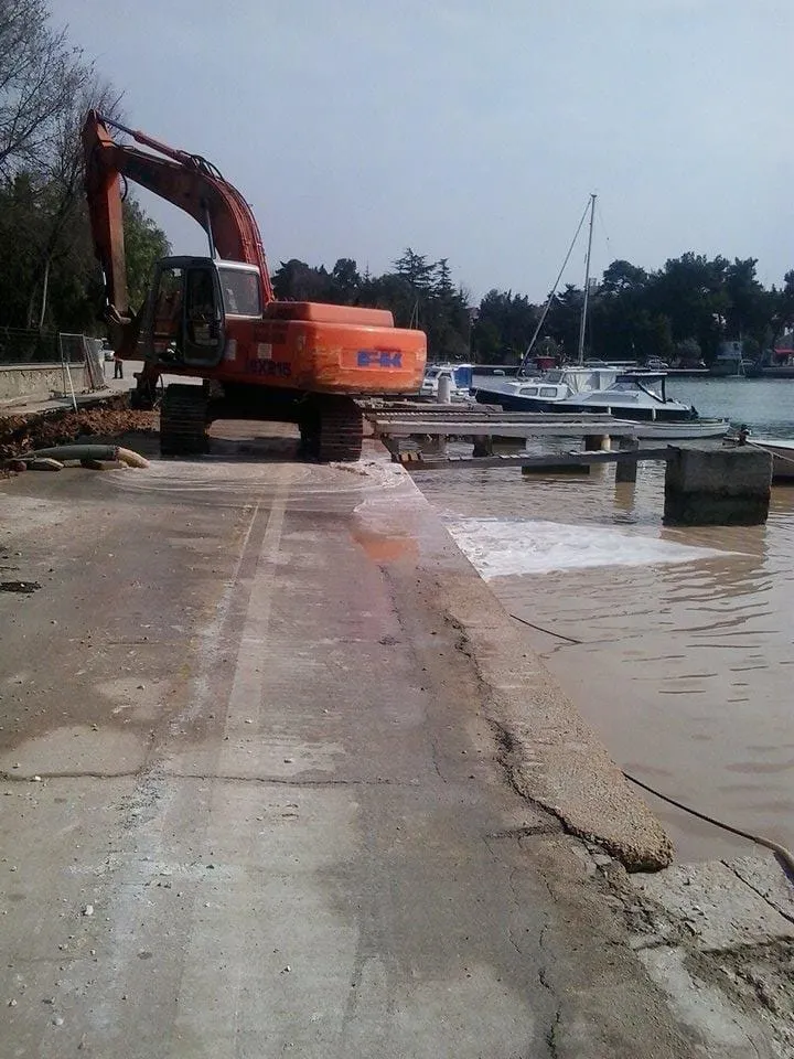 Turiste dočekujemo s lijepim vremenom, sjajnim morem i raskopanom cestom uz obalu