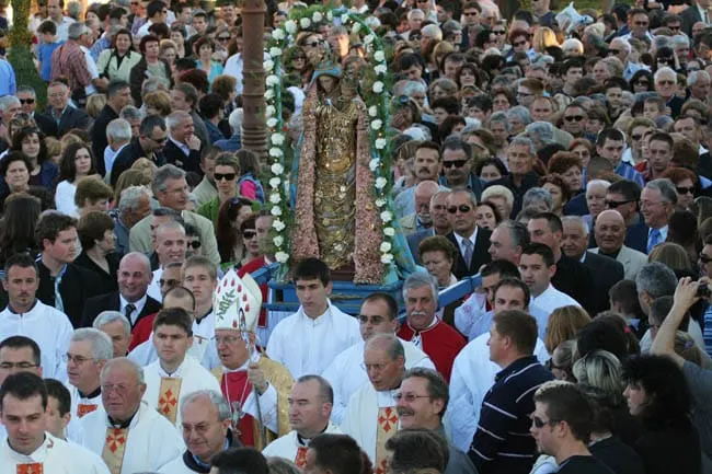 Brojni vjernici u procesiji arbanaškim ulicama