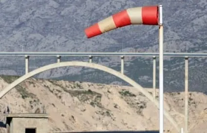 JUTROS KOD MASLENIČKOG MOSTA Orkanska bura okrenula automobil 42-godišnjeg Zadranina!