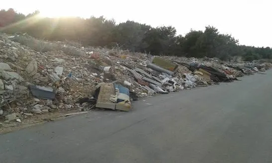 Inspekcija zaštite okoliša: Općina Vir i Zadarska županija godinu dana ignoriraju riješenje o uklanjanju otpada