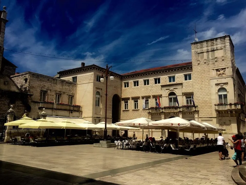 TRG SE DOVODI U RED Do 1.7. odlaze reklamni suncobrani