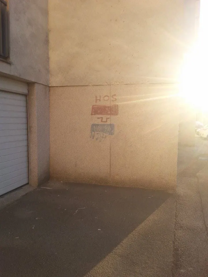 Na pročelju jedne zgrade na Bulevaru – 7 ustaških simbola