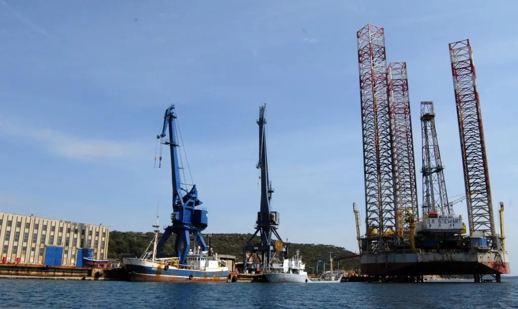 Sindikat: Khan laže, Nauta Lamjana tone