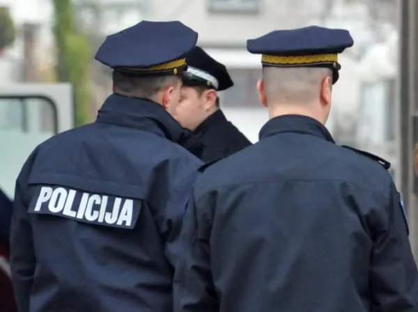 Lažni policajci harače po kućama