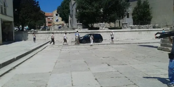 Turisti se lijepo parkirali na Forum i prošetali gradom