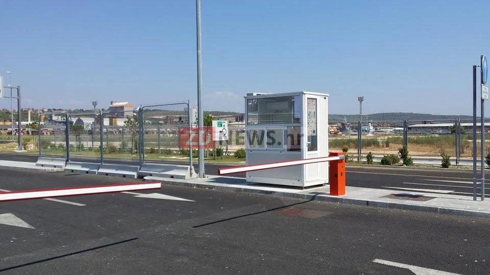 NERADNICI U GAŽENICI: Ne dolaze na posao, pa se dostavljači i policija moraju provlačiti između stupova…