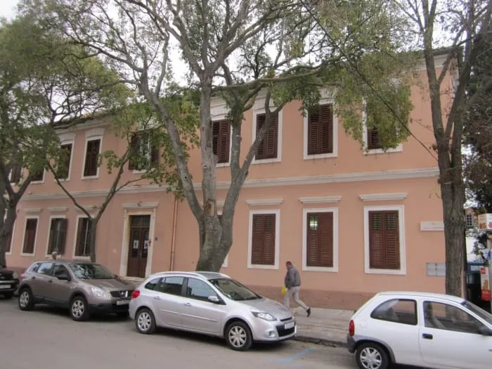 DRUGU GODINU ZAREDOM Usred sezone postavljaju ploče na fasadu kulturnog centra