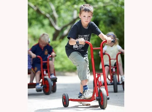 7-godišnje dijete zabilo se romobilom u auto