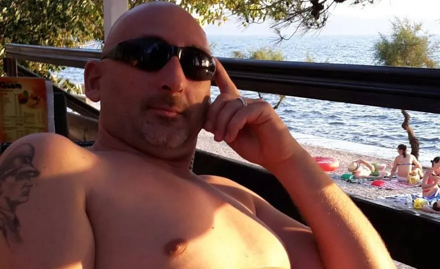 UZDIGNUTA DESNICA I TETOVAŽA PAVELIĆA Zadarski poduzetnik izazvao buru reakcija na Facebooku