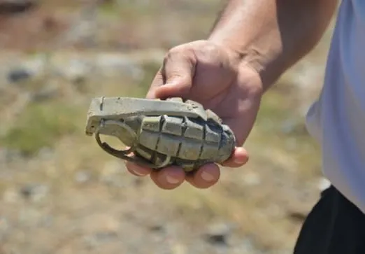 Ručna granata bačena u dvorište obiteljske kuće