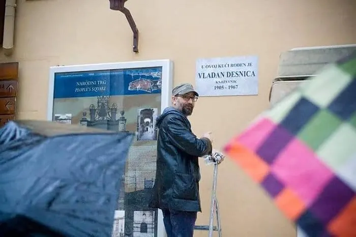 Vladan Desnica dobio spomen ploču na Narodnom trgu
