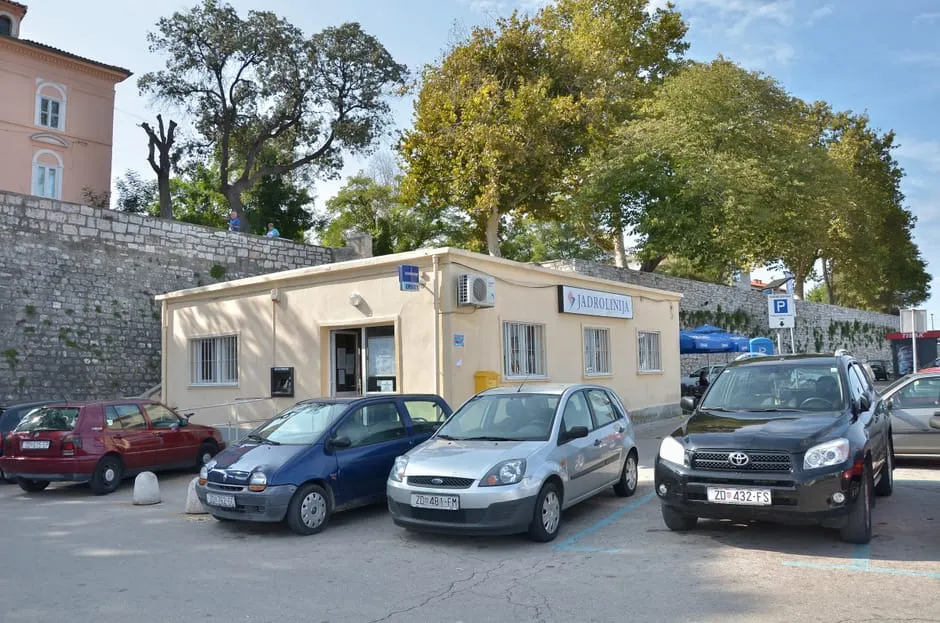 JADROLINIJA PREUREĐUJE PRODAJNO MJESTO I ČEKAONICU Radovi do kraja siječnja, putnici “na ulicu”!