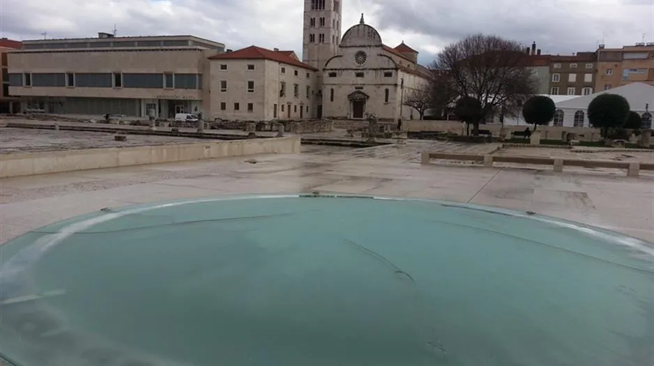 ZDENAC NA FORUMU POTPUNO NAPUKAO Tko i zašto razbija skupocjeno staklo ispred Svetog Donata?