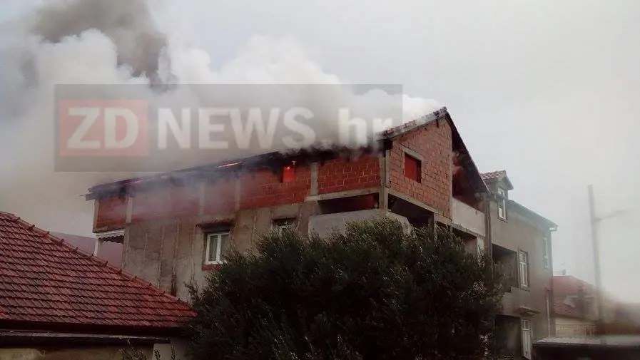 OVDJE POGLEDAJTE VIDEO – Gori potkrovlje obiteljske kuće na Stanovima [požar je uspješno ugašen]