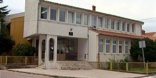 OGORČENI RODITELJI OŠ U ZEMUNIKU: “Djeca ne idu u školu već dva dana radi političkih igara”