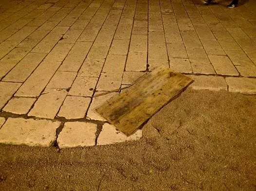 Iznad poveće rupe kod mula postavljena je obična klizava daska (i područje oko rupe nije propisno ograđeno)