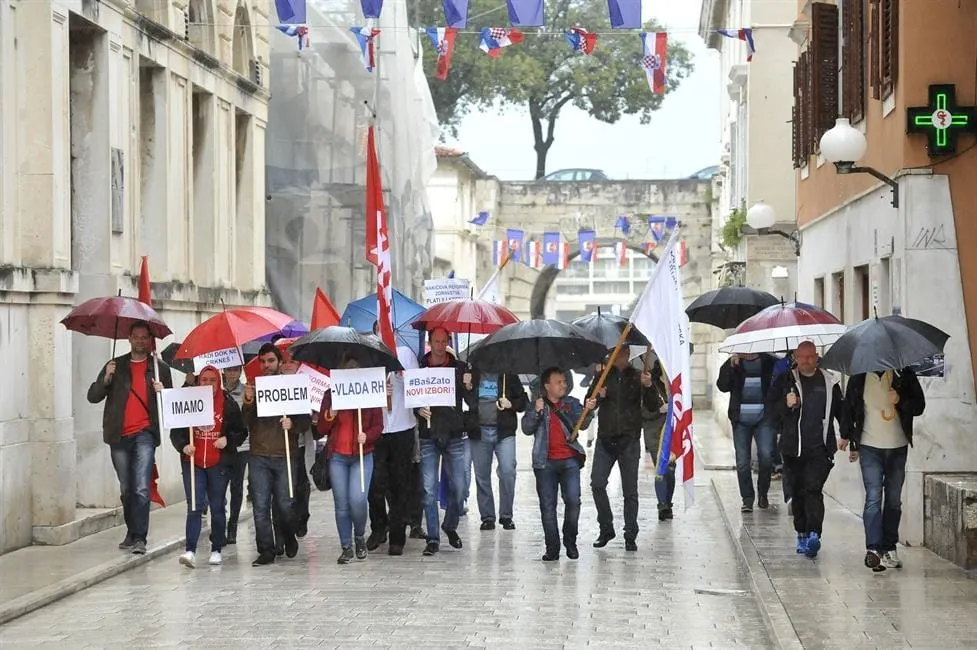 ŠETNJA PUSTIM GRADOM PO KIŠI BEZ GLASOVAC I SABLJAR DRAČEVAC: SDP-ovci bojkotirali vlastiti prosvjed