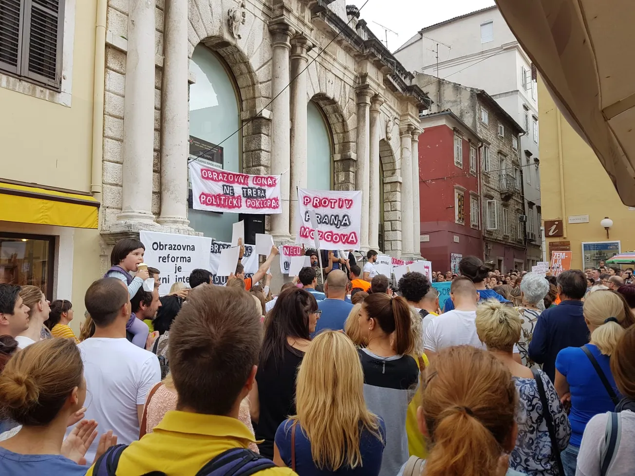 NARODNI TRG PRETJESAN ZA SVE “Reforma mora ići dalje. Ovo je pitanje zdravog razuma”