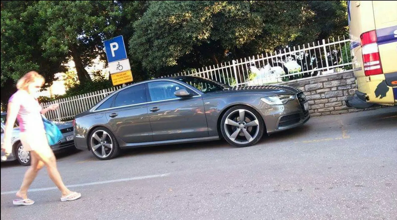 FOTO: Nabrijanim Audijem invalidu zauzeo parkirno mjesto