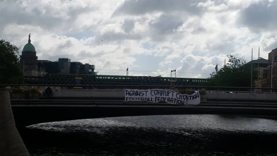 ZADRANI USRED IRSKE – U Dublinu osvanuli transparenti protiv korumpiranog Hrvatskog nogometnog saveza!