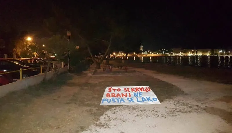 “ŠTO SE KRVLJU BRANI NE PUŠTA SE LAKO” – Pokret otpora Zadar žestoko po lokalnim vlastima i Dogusu