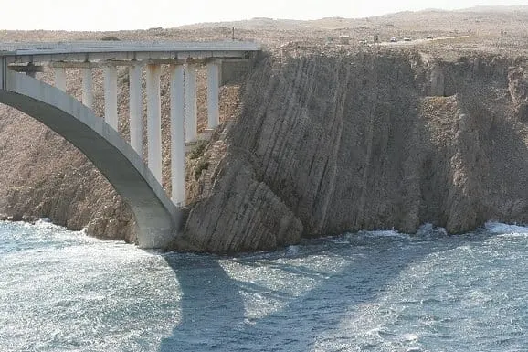 Orkanska bura i nedostupni HAK stvorili prometne čepove