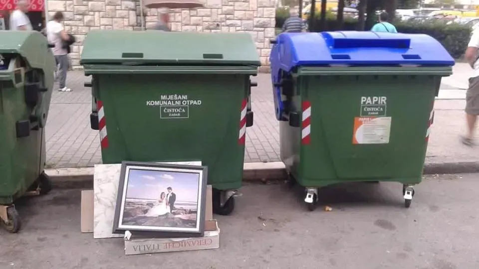 FOTO – Netko je na Relji ispred kontejnera ostavio vjenčanu fotografiju