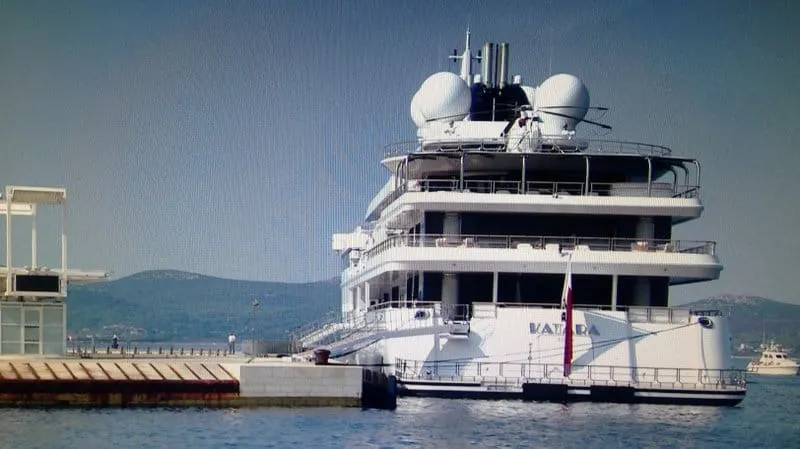 KATARSKI ŠEIK USIDRIO SE KOD POZDRAVA SUNCU Doplovio je jednom od najvećih jahti na svijetu