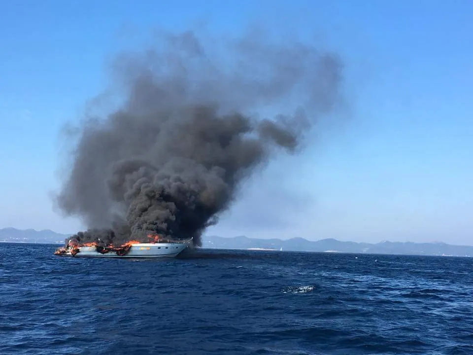 OVDJE POGLEDAJTE VIDEO: Između Sali i Ždrelca izgorio brod