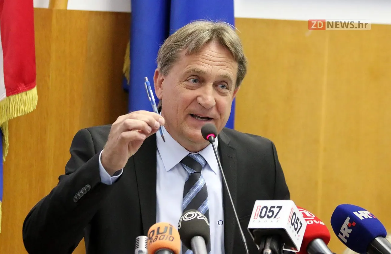 Nakon što je spomenuo Kalmetu, Brkić naredio izbacivanje Pernara iz sabornice, a onda je nastao neviđeni kaos