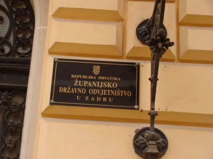 JUTARNJI DOZNAJE: UHIĆENA SUTKINJA OPĆINSKOG SUDA U ZADRU! Primala mito od vlasnice agencije za nekretnine, u tijeku su policijski pretresi