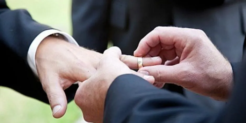 PRVO GAY VJENČANJE U GOSPIĆU – Vjenčali se dvojica zaljubljenih zatvorenika Mato i Erik!