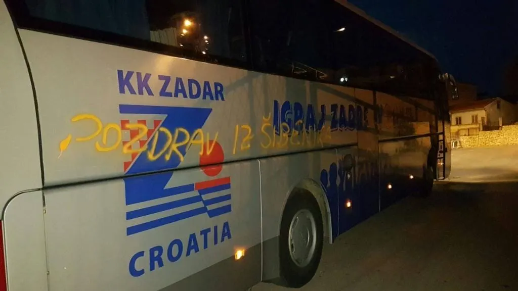 FOTO: Ovdje pogledajte kako je autobus KK Zadra u Šibeniku išaran natpisom Bežigrad